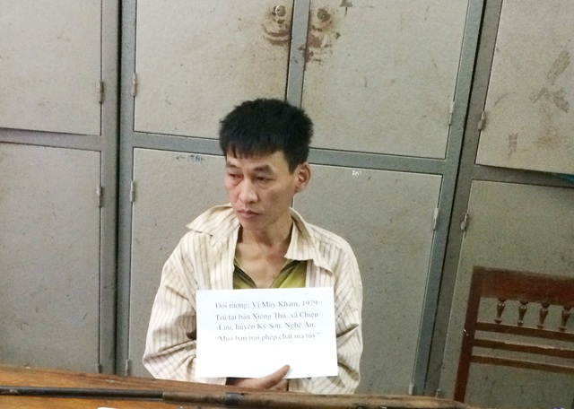 4 trinh sát quật ngã đối tượng buôn ma túy trang bị mìn tự chế - 1 Vi May Khăm tại cơ quan cảnh sát điều tra Công an huyện Kỳ Sơn (Nghệ An)