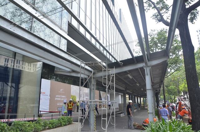 Ông Đoàn Ngọc Hải chỉ đạo tháo dỡ mái che “khủng” của SaiGon Center - 1 Công trình mái che của SaiGon Center chiếm vỉa hè