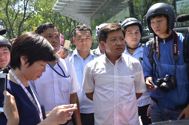Phó Chủ tịch quận 1 xử phạt xe biển ngoại giao, không cẩu đi - 1 Ông Đoàn Ngọc Hải tiếp tục xuống đường đòi vỉa hè cho người đi bộ sáng 4/4