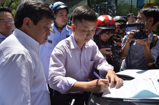 Phó Chủ tịch quận 1 xử phạt xe biển ngoại giao, không cẩu đi - 13 Đại diện Sở Ngoại vụ TPHCM ký xác nhận vào biên bản rằng chiếc xe nói trên là của ngài Tổng lãnh sự Hungari
