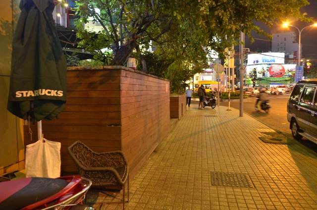 Đối thoại “nảy lửa” giữa Phó Chủ tịch quận 1 và đại diện một khách sạn - 2 Phần bồn hoa xây dựng quanh khách sạn New World lấn chiếm vỉa hè