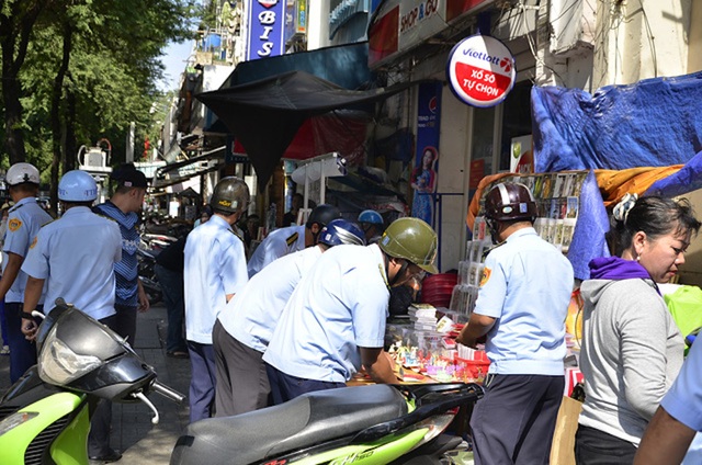 Kinh doanh truyền thống: Cạnh tranh hay là chết? - 1 TPHCM mở đầu cho chiến dịch giành lại vỉa hè cho người đi bộ đang được người dân, du khách hưởng ứng