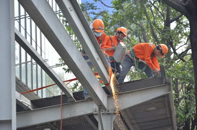Ông Đoàn Ngọc Hải chỉ đạo tháo dỡ mái che “khủng” của SaiGon Center - 3 Ông Đoàn Ngọc Hải chỉ đạo tháo dỡ mái che “khủng” của SaiGon Center - 3