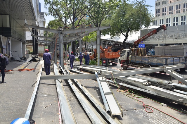 Ông Đoàn Ngọc Hải chỉ đạo tháo dỡ mái che “khủng” của SaiGon Center - 5 Công trình mái che lấn chiếm vỉa hè đã được tháo dỡ gần xong