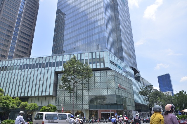 Ông Đoàn Ngọc Hải chỉ đạo tháo dỡ mái che “khủng” của SaiGon Center - 6
Toà nhà SaiGon Center, nơi có công trình vi phạm bị cưỡng chế