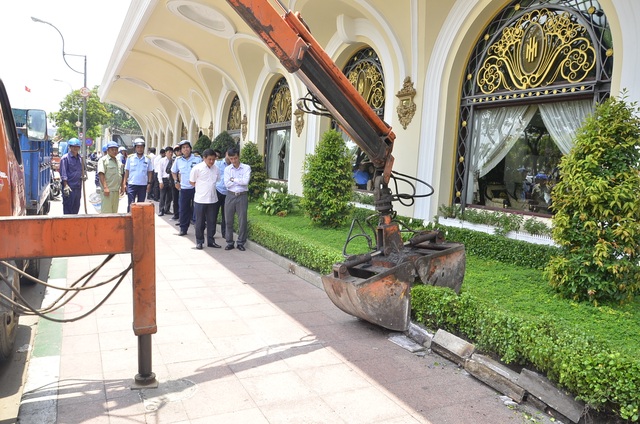 Phó Chủ tịch quận 1 xử phạt xe biển ngoại giao, không cẩu đi - 7 Bồn hoa của khách sạn 5 sao chiếm vỉa hè bị phá bỏ