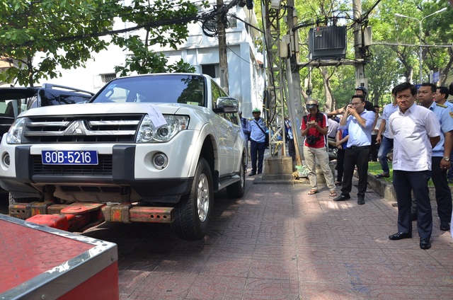 Phó Chủ tịch quận 1 xử phạt xe biển ngoại giao, không cẩu đi - 8 Chiếc xe biển xanh 80B đậu trên vỉa hè bị cẩu đi