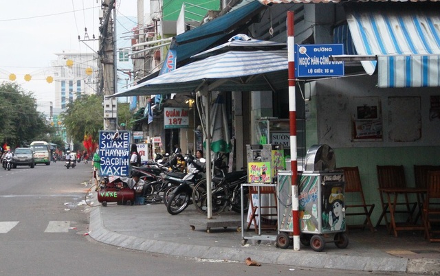 Bình Định: Quán nhậu vẫn hoạt động tưng bừng... trên vỉa hè! - 8 Hầu hết các tuyến vỉa hè trong nội thị thành phố Quy Nhơn đều bị tình trạng lấn chiếm
