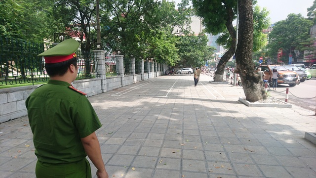 Công an vào cuộc, khu di tích Gò Đống Đa sạch bóng hàng quán - 3 Công an phường túc trực để nhắc nhở, yêu cầu người dân không được bán hàng rong, dựng xe máy lộn xộn.