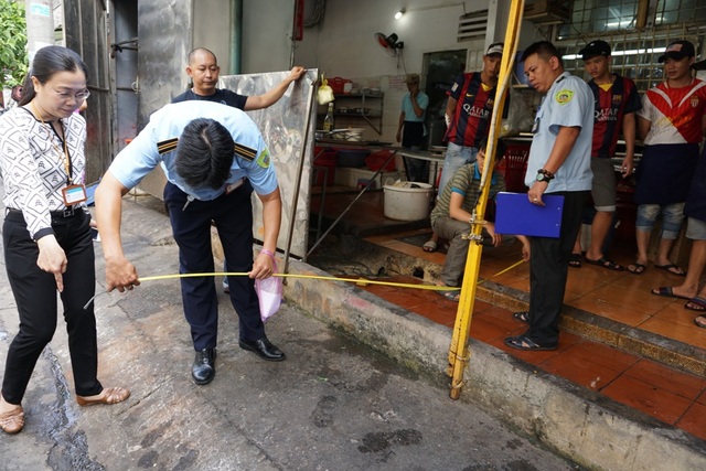 TPHCM: Nhiều lãnh đạo quận, huyện tiếp tục xuống đường “đòi” lại vỉa hè - 10
Bà Nga trực tiếp đo để xác định khoảng lấn chiếm vỉa hè của quán nhậu