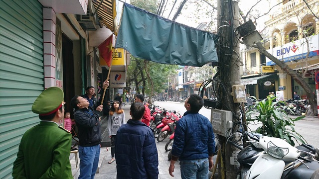 Hà Nội: Cẩu ô tô đỗ sai quy định, phạt các hộ cố tình lấn vỉa hè - 4
Có thể thấy vi phạm lấn chiếm viếm vỉa hè rất phổ biến