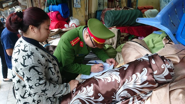 Hà Nội: Cẩu ô tô đỗ sai quy định, phạt các hộ cố tình lấn vỉa hè - 9
Một hộ kinh doanh trên phố Đường Thành bị lập biên bản