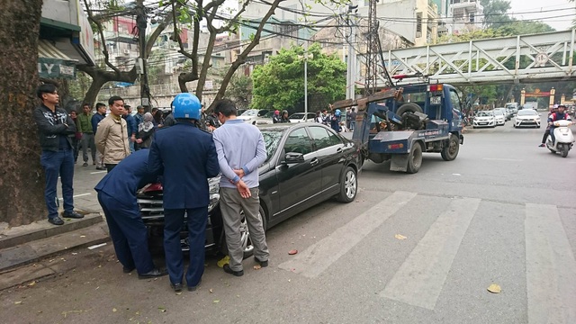 Hà Nội: Cẩu ô tô đỗ sai quy định, phạt các hộ cố tình lấn vỉa hè - 15
Một chiếc xe ô tô khác đỗ sai quy định trên phố Cửa Đông cũng bị lực lượng chức năng lập biên bản.