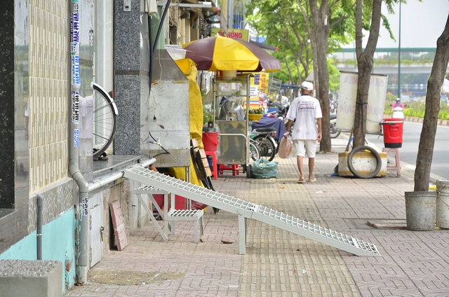 Bậc tam cấp tự chế "ôm trọn" vỉa hè đường đẹp nhất nội đô! - 3 Bậc tam cấp tự chế "ôm trọn" vỉa hè đường đẹp nhất nội đô! - 3