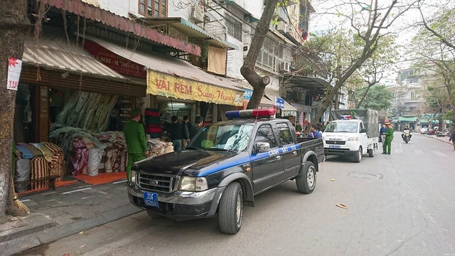 Hà Nội: Cẩu ô tô đỗ sai quy định, phạt các hộ cố tình lấn vỉa hè - 16
Lực lượng liên ngành quét trên nhiều tuyến phố