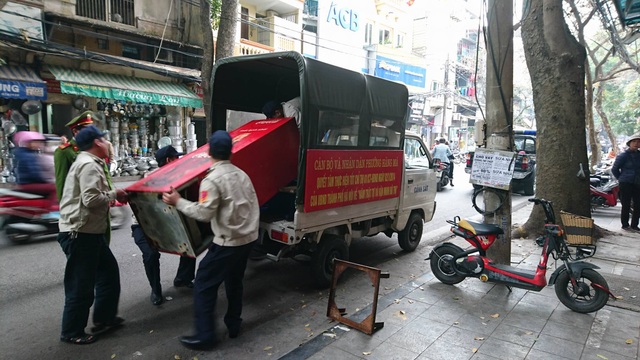 Hà Nội: Cẩu ô tô đỗ sai quy định, phạt các hộ cố tình lấn vỉa hè - 10
Đưa một tủ lạnh trên phố Hàng Lược về phường