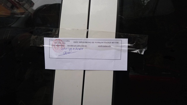 Hà Nội: Cẩu ô tô đỗ sai quy định, phạt các hộ cố tình lấn vỉa hè - 14
Một chiếc xe đỗ sai quy định bị niêm phong trước khi cẩu đi