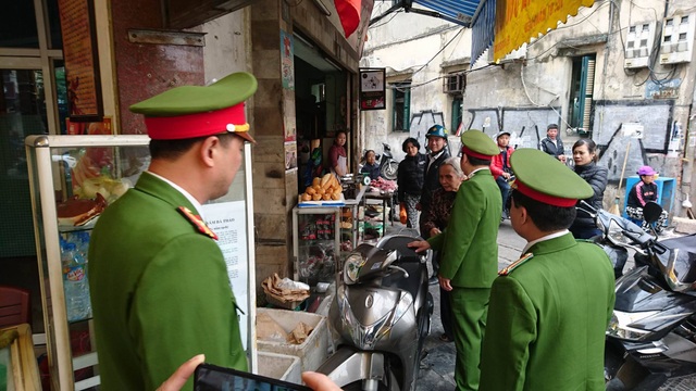 Hà Nội: Cẩu ô tô đỗ sai quy định, phạt các hộ cố tình lấn vỉa hè - 6 Hà Nội: Cẩu ô tô đỗ sai quy định, phạt các hộ cố tình lấn vỉa hè - 6