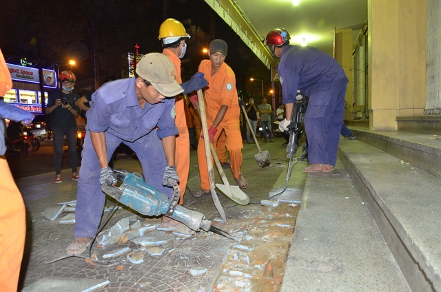 Đối thoại “nảy lửa” giữa Phó Chủ tịch quận 1 và đại diện một khách sạn - 10 Sau đó bậc thềm lên xuống của rạp Nguyễn Văn Hảo (nay đổi tên thành rạp Công Nhân) đã bị đập bỏ