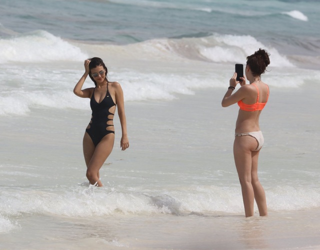 Victoria Justice đẹp nuột nà với áo tắm - 1
Victoria Justice khoe dáng trên bãi biển Cancun, Mexico ngày 31/5 vừa qua