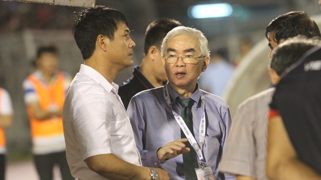 Sân Thống Nhất sôi động trong ngày U22 Việt Nam giành vé dự VCK U23 châu Á - 14 Nhân vật đã vắng bóng trong các sự kiện của bóng đá Việt Nam đã quá lâu: Chủ tịch VFF Lê Hùng Dũng chúc mừng HLV Nguyễn Hữu Thắng vì vé vào VCK giải châu Á, ở cuối trận