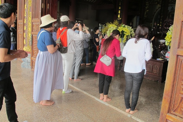 Nhà chùa cho khách mượn váy choàng để tránh mặc phản cảm - 3 Việc cho du khách mượn trang phục để tránh ăn mặc phản cảm nơi tôn nghiêm