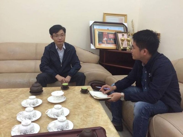 Công khai xin lỗi, hỗ trợ tiền cho cháu bé 5 tuổi bị cột viễn thông đè nát chân! - 4 Ông Trần Danh Việt, Giám đốc Viễn thông Hà Tĩnh (trái) rất lấy làm tiếc khi sự việc đau lòng xảy ra với cháu Sang, đồng thời khẳng định sẽ xử lý nghiêm những người liên quan đến vụ việc
