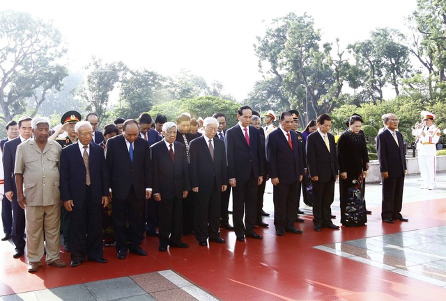 Lãnh đạo Đảng, Nhà nước viếng Chủ tịch Hồ Chí Minh - 2
Đoàn đại biểu lãnh đạo Đảng, Nhà nước do Tổng Bí thư Nguyễn Phú Trọng dẫn đầu đặt vòng hoa tưởng niệm các Anh hùng Liệt sĩ tại Đài tưởng niệm Anh hùng Liệt sĩ (đường Bắc Sơn, Hà Nội)