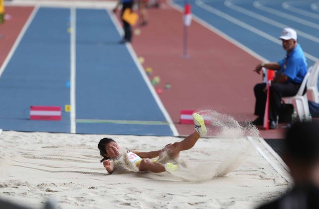 Nhật ký SEA Games 29 ngày 25/8: Kình ngư 15 tuổi Kim Sơn phá kỷ lục SEA Games - 29
Với thành tích 6m68, Bùi Thị Thu Thảo đã giành HCV nhảy xa, ảnh: Q.H