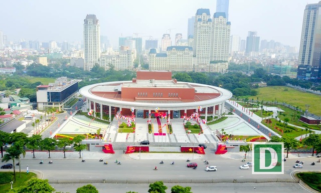 Toàn cảnh Cung hữu nghị Việt - Trung mới khánh thành - 1
Cung Hữu nghị Việt - Trung nằm tại số 188 Lê Quang Đạo (quận Nam Từ Liêm, Hà Nội) có khuôn viên rộng 3,3 ha, diện tích xây dựng gần 14.000 m2. Cũng được thiết kế bên ngoài hình tròn, bên trong vuông, tạo hình hoa sen. Công trình vừa được khánh thành hôm 12/11 với sự tham dự của Chủ tịch Quốc hội Nguyễn Thị Kim Ngân và Chủ tịch Trung Quốc Tập Cận Bình.