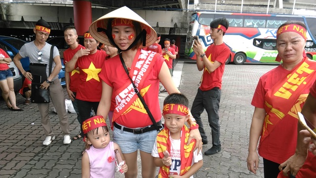 U22 Việt Nam 4-1 U22 Campuchia: Cú đúp của Công Phượng - 13
Nữ cổ động viên Việt Nam mang theo con nhỏ đến sân Shah Alam