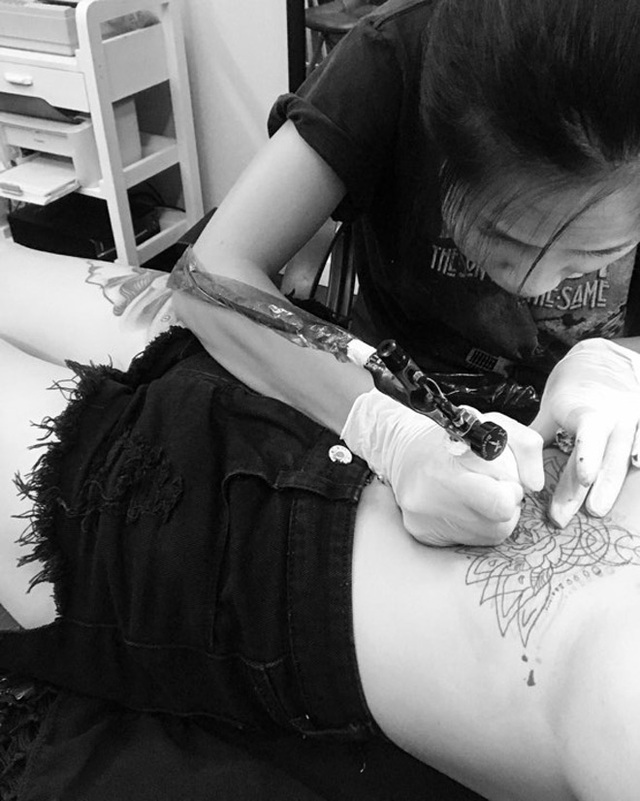 Cô gái Olympia bỏ việc nghìn đô, trở thành nữ thợ xăm nổi tiếng - 2
Và giờ đây, cô đã trở thành một nữ thợ xăm chuyên nghiệp