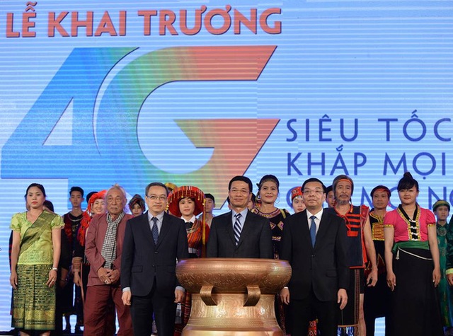 Viettel chính thức khai trương mạng 4G đầu tiên tại Việt Nam - 2
Ông Chu Ngọc Anh, Bộ trưởng Bộ KHCN, ông Phan Tâm Thứ trưởng Bộ TT&;TT và Thiếu tướng Nguyễn Mạnh Hùng thực hiện nghi lễ khai trương mạng 4G