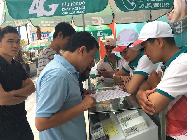 Viettel chính thức khai trương mạng 4G đầu tiên tại Việt Nam - 3
Người dân tại TP HCM đổi sim 4G của nhà mạng Viettel