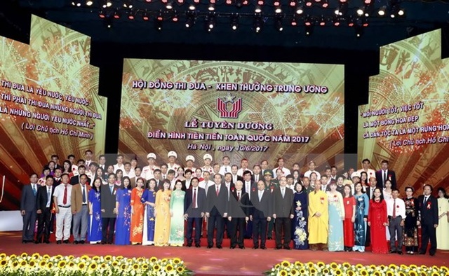 Vinh danh nhiều tấm gương tiêu biểu góp phần xây dựng, bảo vệ Tổ quốc - 3
Các đồng chí lãnh đạo Đảng, Nhà nước với các đại biểu tại lễ tuyên dương. (Ảnh: Thống Nhất/TTXVN)