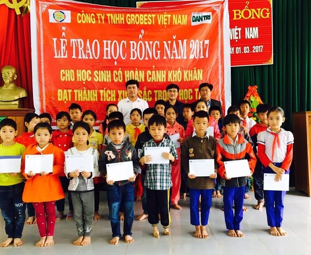 Trao 185 suất học bổng Grobest Việt Nam đến học sinh nghèo vượt khó Quảng Trị, Thừa Thiên Huế - 6 Đại diện Công ty Grobest Việt Nam trao học bổng cho các em học sinh Trường tiểu học số 1 Vĩnh Lâm, huyện Vinh Linh, Quảng Trị