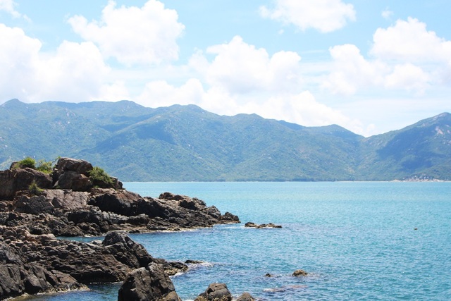 Nha Trang: Ngỡ ngàng vẻ đẹp đầm Nha Phu mùa hè qua góc nhìn mới - 8 Nhiều người không khỏi ngỡ ngàng trước vẻ đẹp đảo Hòn Lao, thuộc Nha Phu