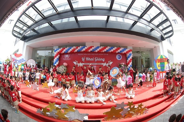 Vinschool ưu tiên nâng cấp chất lượng giáo viên - 1
Theo Tổng giám đốc Vinschool Phan Hà Thủy, việc tăng học phí lần này là việc cải cách để nâng cấp chất lượng trên toàn hệ thống. (Trong ảnh: lễ khai giảng tại trường mầm non Vinschool)