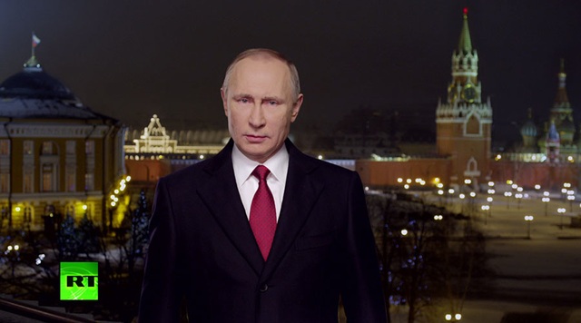Tổng thống Putin chúc mừng năm mới tỷ phú Trump, “ngó lơ” ông Obama - 1 Tổng thống Vladimir Putin gửi thông điệp chúc mừng năm mới 2017 hôm 31/12 (Ảnh: RT)