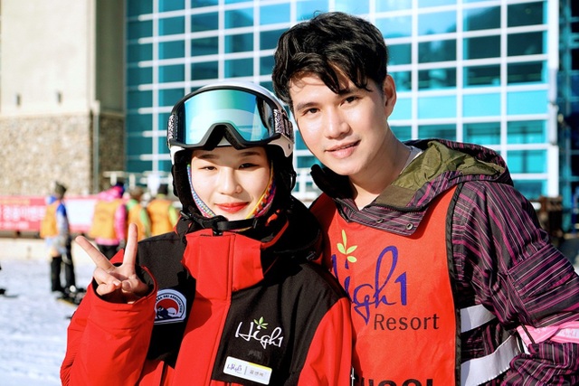 MC Vũ Mạnh Cường khám phá “thiên đường” tổ chức Olympic 2018 - 12 Chứng kiến điều này, Vũ Mạnh Cường không giấu nổi sự phấn khích vì quá hoành tráng và kịch tính. Dù đây chỉ mới là sự kiện thử nghiệm nhưng chàng MC “nhan sắc” hầu như choáng ngợp trước quy mô và sự chuyên nghiệp trong khâu tổ chức.