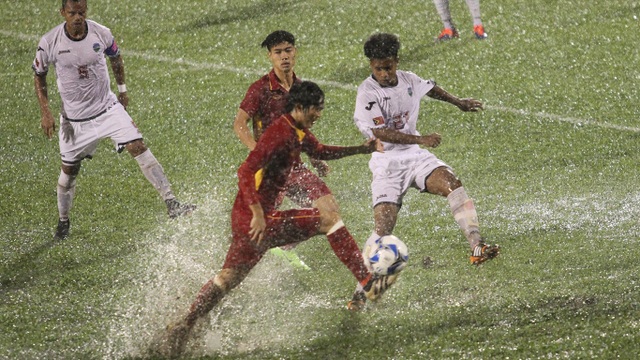 U22 Việt Nam thắng đậm Đông Timor: Trận đấu liều lĩnh trên mặt sân như mặt… hồ - 2