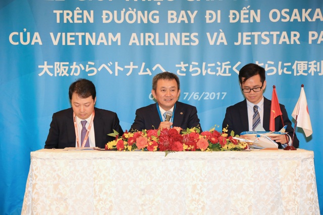 Phi cơ hiện đại nhất Việt Nam cất cánh trên đường bay Nhật Bản - 2 Ông Dương Trí Thành - Tổng giám đốc Tổng công ty Hàng không Việt Nam (giữa) cho biết: “Với tốc độ tăng trưởng trung bình trong 5 năm qua đạt hơn 12%/năm, Nhật Bản nằm trong top 5 thị trường có dung lượng hàng không lớn nhất đến Việt Nam và là một trong những thị trường có vai trò chiến lược trong kế hoạch phát triển dài hạn của Tổng công ty Hàng không Việt Nam