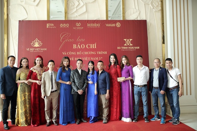 Khánh Thi vô tư kể chuyện “tình cũ” tặng quà trăm triệu trước mặt vợ Chí Anh - 5 BTC Vẻ đẹp Việt Nam cùng gia đình kiện tướng dance sport Chí Anh.