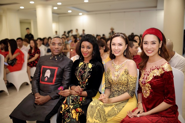 Khánh Thi vô tư kể chuyện “tình cũ” tặng quà trăm triệu trước mặt vợ Chí Anh - 7 Vợ chồng Đại sứ Haiti cùng các người mẫu trong trang phục áo dài Việt Nam.