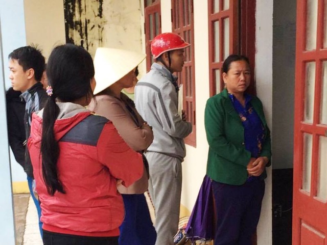 Liên tiếp xảy ra các vụ vỡ hụi nhiều tỷ đồng - 1 Những ngày qua, người dân tập trung tại UBND xã Hải Hà, huyện Tĩnh Gia để phản ánh liên quan đến vụ vỡ hụi