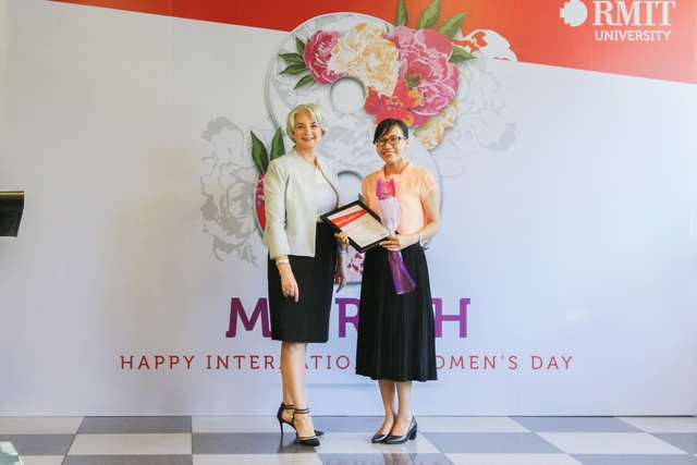 
Nữ giảng viên Võ Ngọc Thảo Nguyên nhận học bổng từ Hiệu trưởng trường ĐH RMIT Việt Nam
