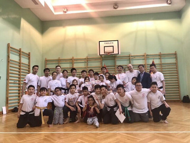 "Sứ giả" của làng thể thao - văn hóa Việt tại Ba Lan - 1
Võ sư Chu Văn Trường (đứng đầu hàng thứ 2 từ bên trái) chụp hình lưu niệm cùng các HLV, võ sĩ tham dự Giải Festival karate Tsunami tại Ba Lan, tháng 4 năm 2017.