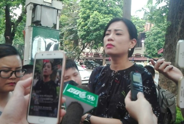 Diễn biến mới nhất vụ vợ nghệ sĩ Xuân Bắc tố bị đồng nghiệp chèn ép - 1 Vợ nghệ sĩ Xuân Bắc trả lời báo chí sau cuộc họp kéo dài 9 tiếng đồng hồ.