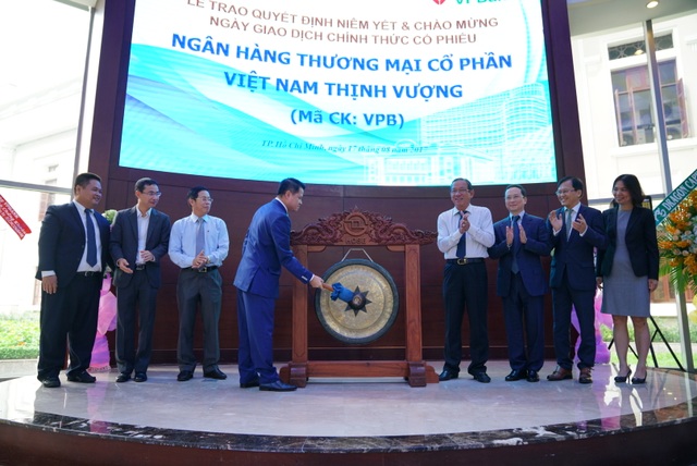 1,33 tỷ cổ phiếu VPB chính thức niêm yết tại HoSE - 2
Tiếng cồng chính thức đánh dấu việc cổ phiếu VPB chính thức được niêm yết trên sàn giao dịch chứng khoán HoSE