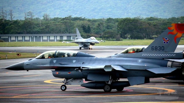 Chính quyền Trump có thể phê chuẩn bán các vũ khí mới cho Đài Loan - 1
Các máy bay chiến đấu F-16 của Đài Loan (Ảnh: EPA)